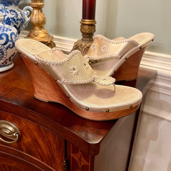 EUC Jack Rogers Marbella Metallic Platinum Wooden Wedge Thong Sandals Size 9.5 M - Picture 1 of 5